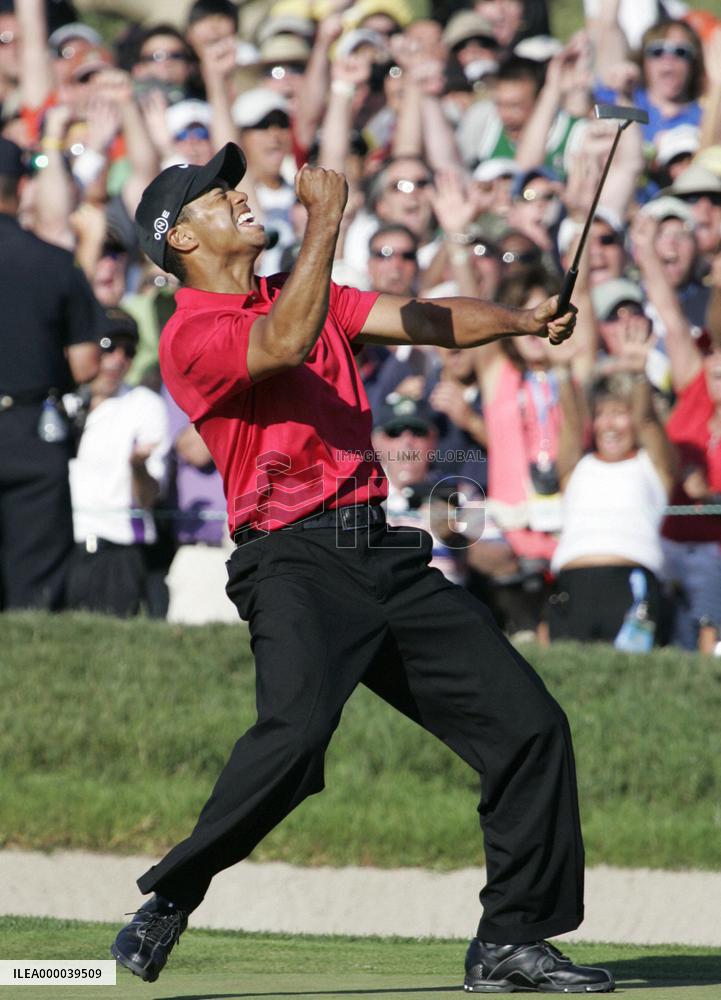 Woods advances to playoff after dramatic birdie