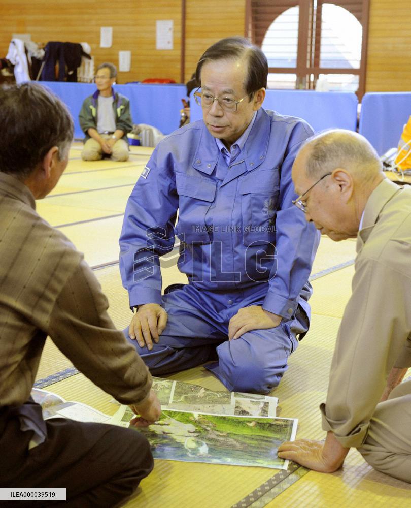 Fukuda visits quake-hit area, vows to restore lifelines