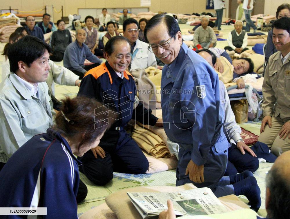 Fukuda visits quake-hit area, vows to restore lifelines