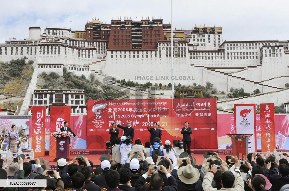 Olympic torch runs through Lhasa amid massive security