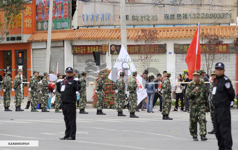 Olympic torch runs through Lhasa amid massive security