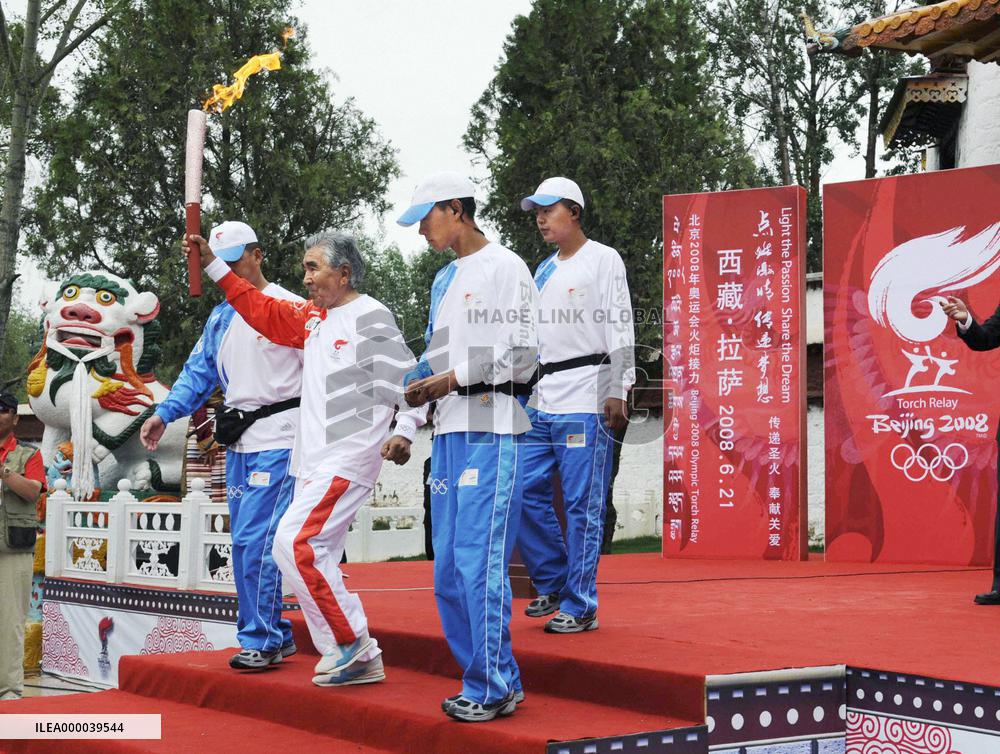Olympic torch runs through Lhasa amid massive security