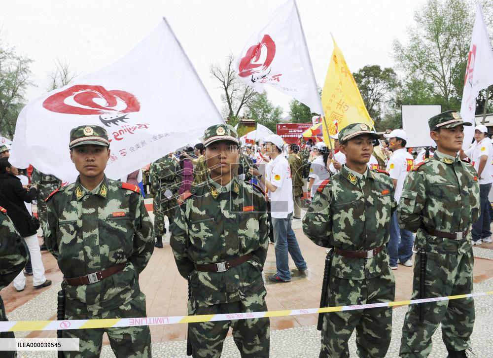 Olympic torch runs through Lhasa amid massive security