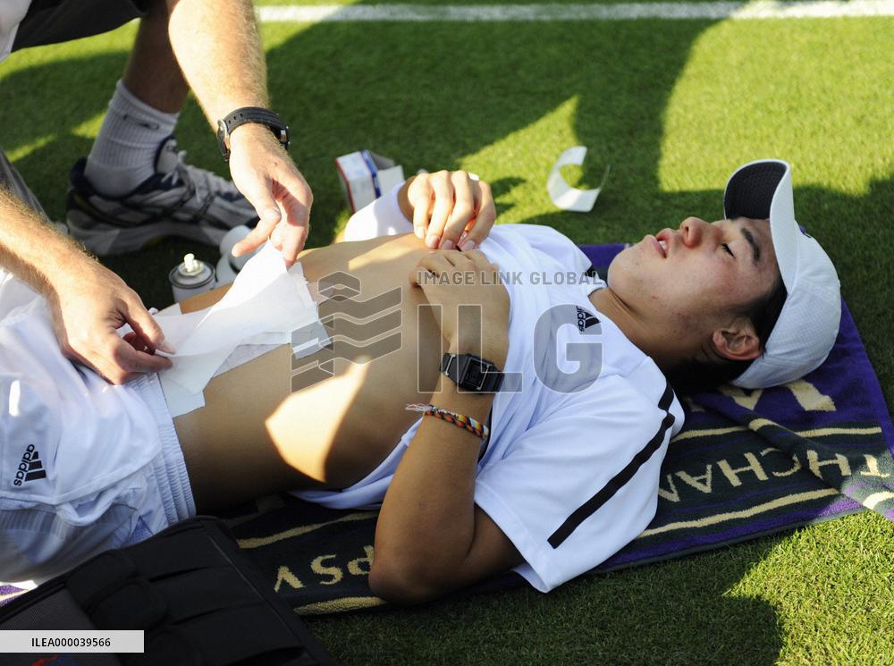 Nishikori retires from Wimbledon 1st round with abdominal injury