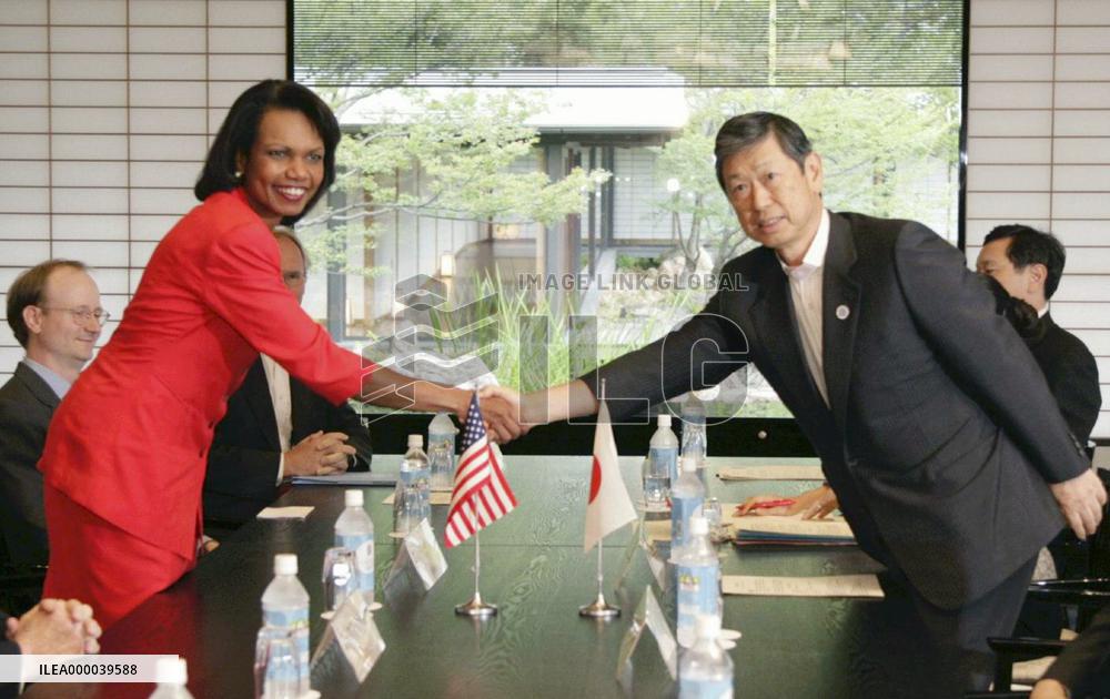 U.S. State Secretary Rice talks with Japanese Foreign Minister Ko