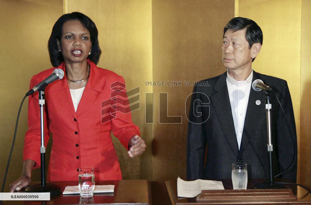 U.S. State Secretary Rice talks with Japanese Foreign Minister Ko