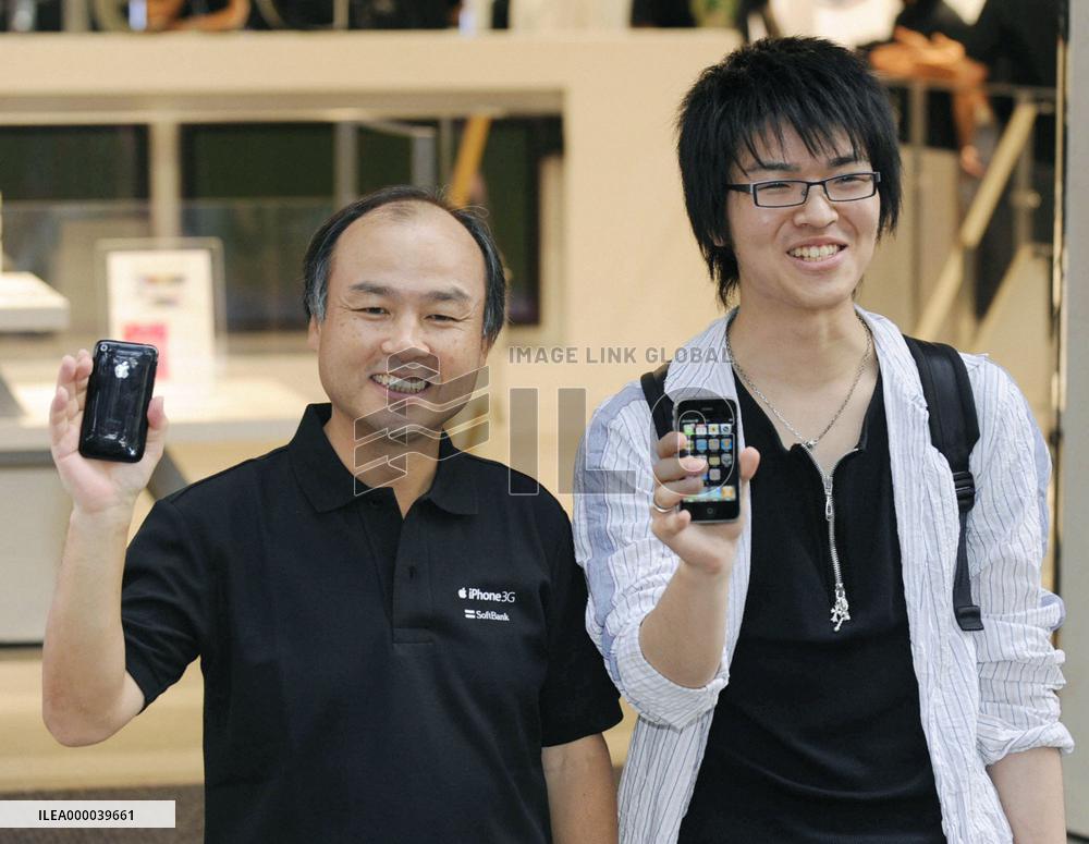 Apple iPhone debuts in Japan via Softbank Mobile