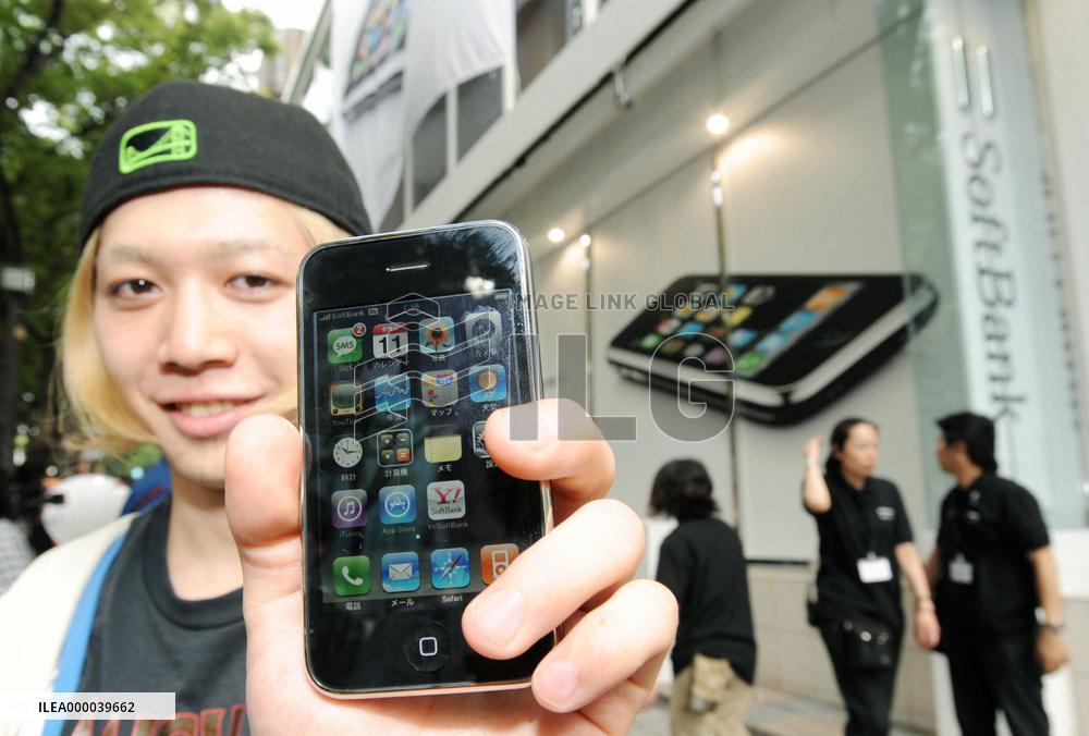 Apple iPhone debuts in Japan via Softbank Mobile