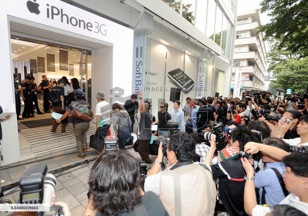 Apple iPhone debuts in Japan via Softbank Mobile