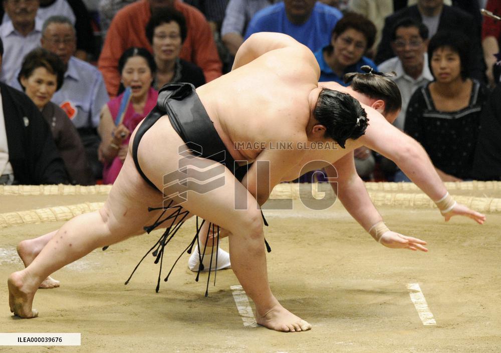 Asashoryu back on track at Nagoya sumo