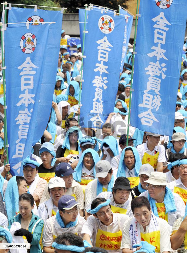 Fishermen stay ashore to make appeal over high oil costs