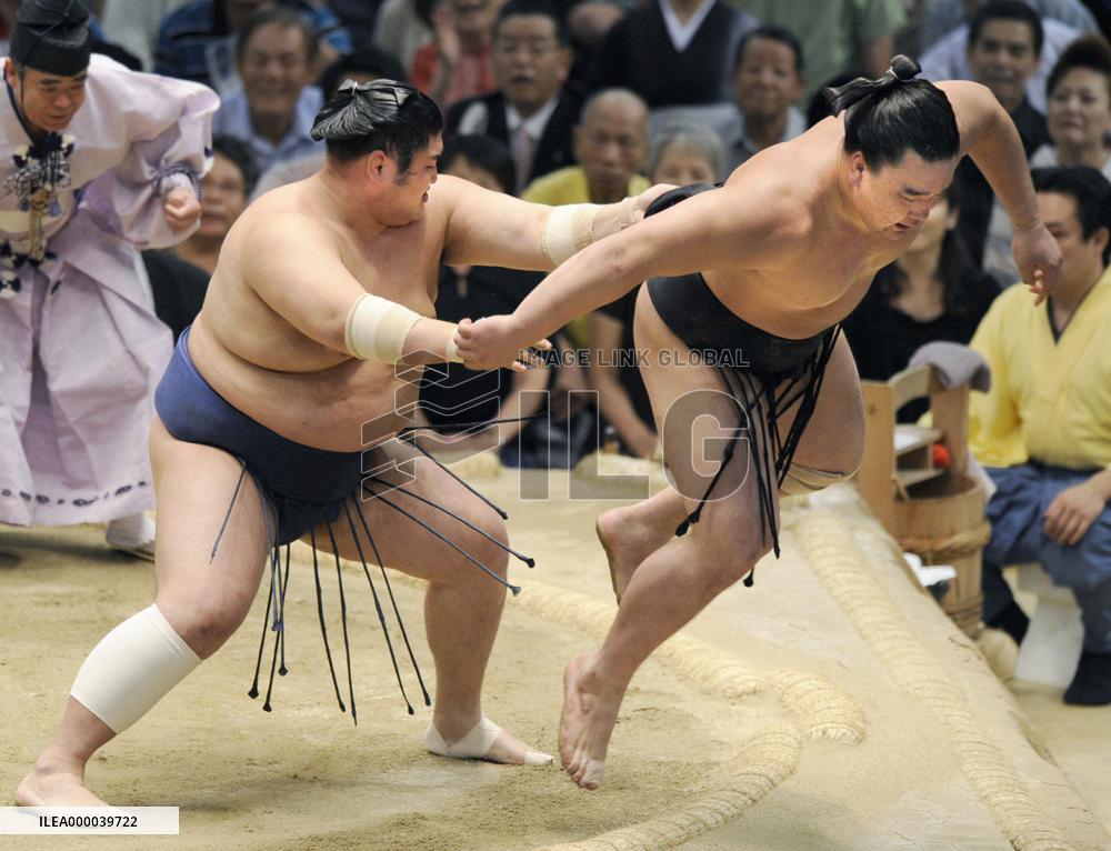 Kotomitsuki beats Ama, remains on two losses at Nagoya sumo