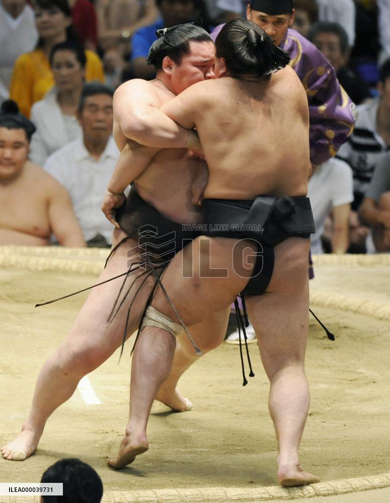 Mongolian yokozuna Hakuho remains unbeaten at Nagoya sumo
