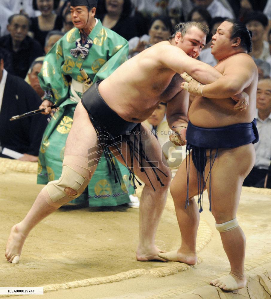 Bulgairan ozeki Kotooshu beats ozeki Chiyotaikai