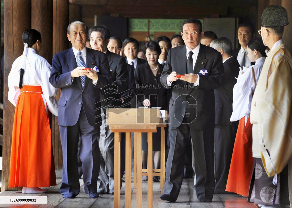 Legislators visit Yasukuni Shrine