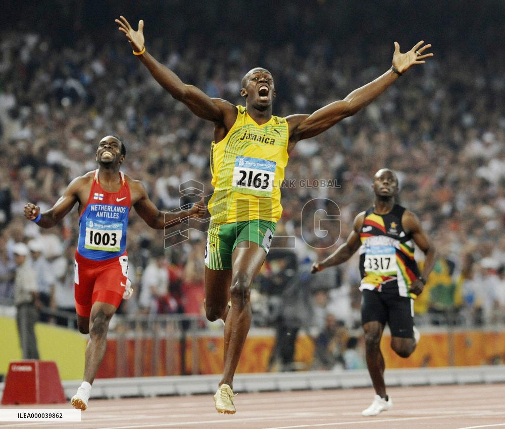 Usain Bolt of Jamaica wins men's 200m final in world record 19.3