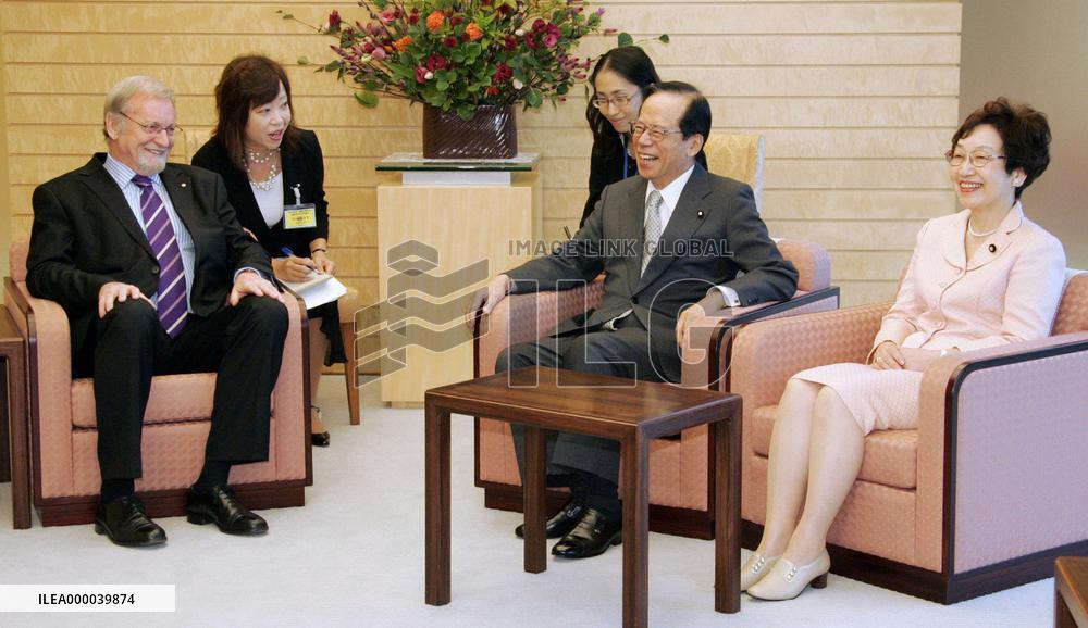 Ex-Australian Foreign Minister Evans talks with Fukuda