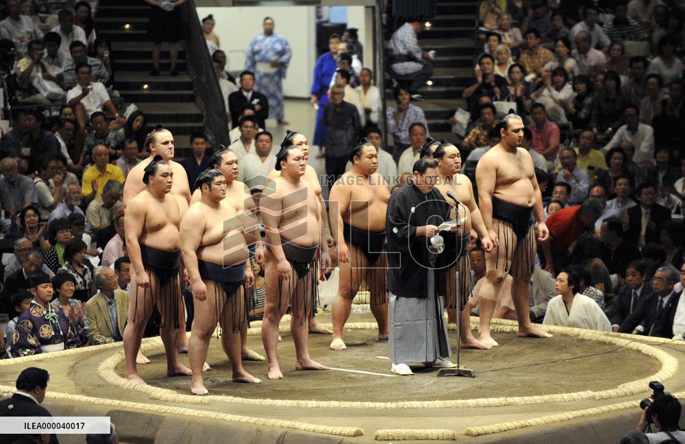 New JSA chief apologizes at outset of autumn sumo tournament
