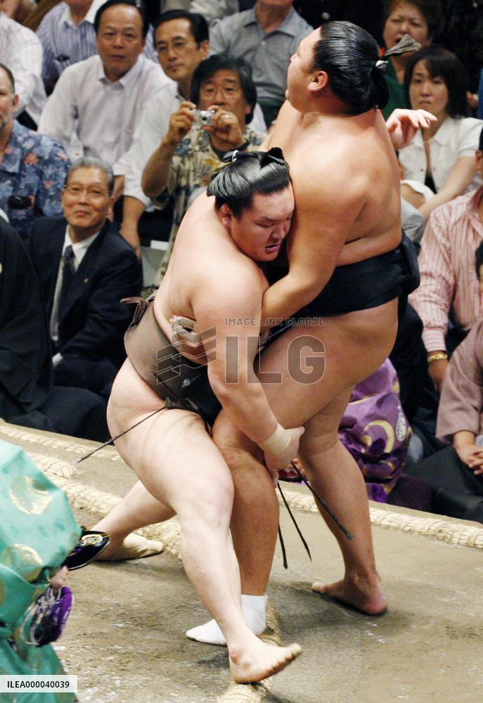 Asa back on track, Hakuho perfect at autumn sumo