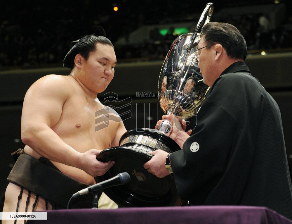 Hakuho wraps up 8th career title with win