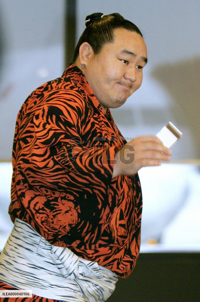 Asashoryu returns to Mongolia