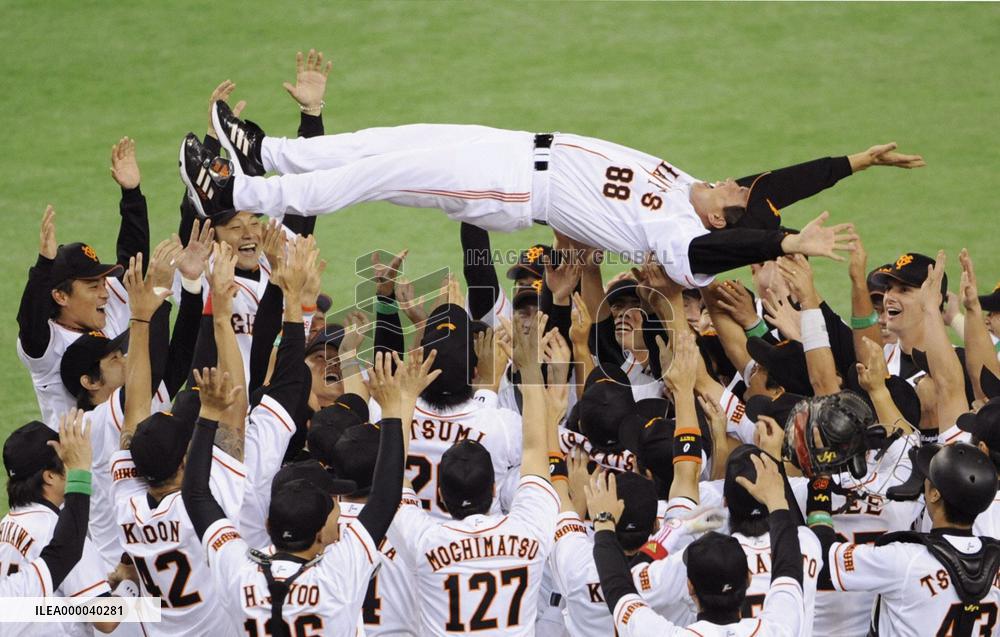 Yomiuri wins CL Climax Series to advance to Japan Series