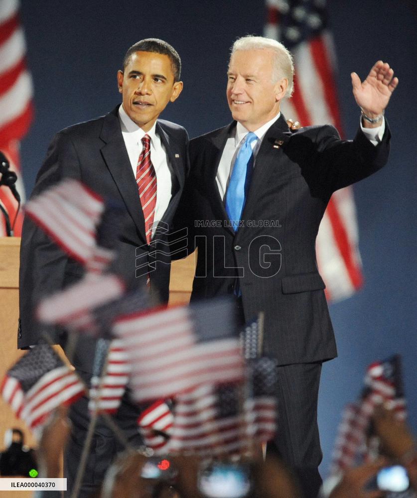 Obama scores historic victory in U.S. presidential election