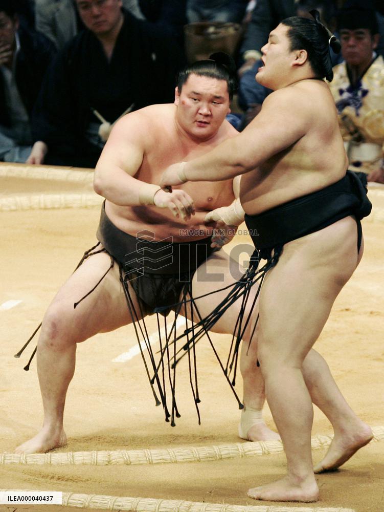 Hakuho picking up steam at Kyushu sumo
