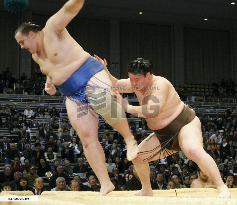 Mongolian yokozuna Hakuho takes sole lead at Kyushu sumo