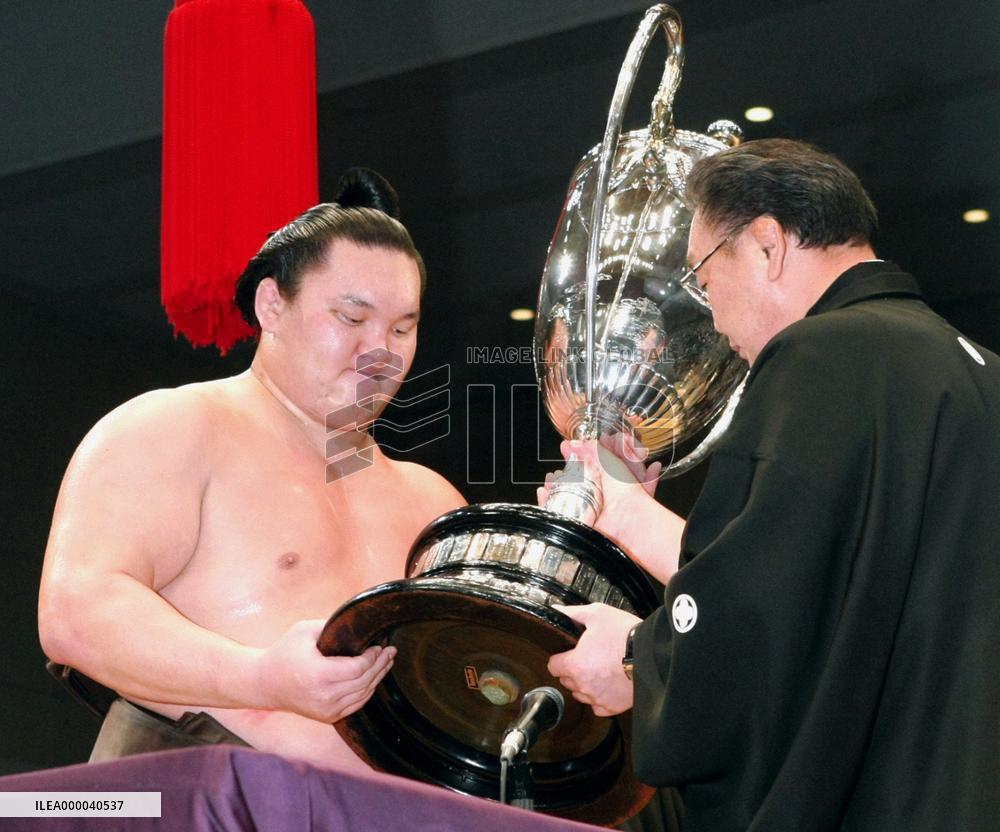 Hakuho wins 9th career title at Kyushu sumo
