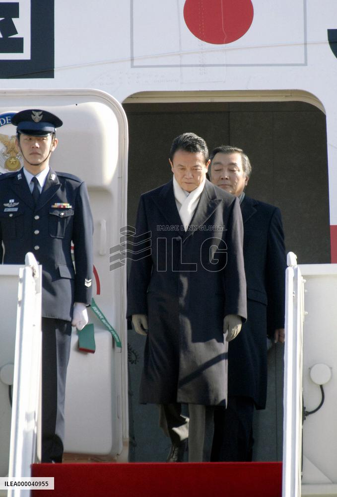 Aso arrives in Seoul for summit with Lee