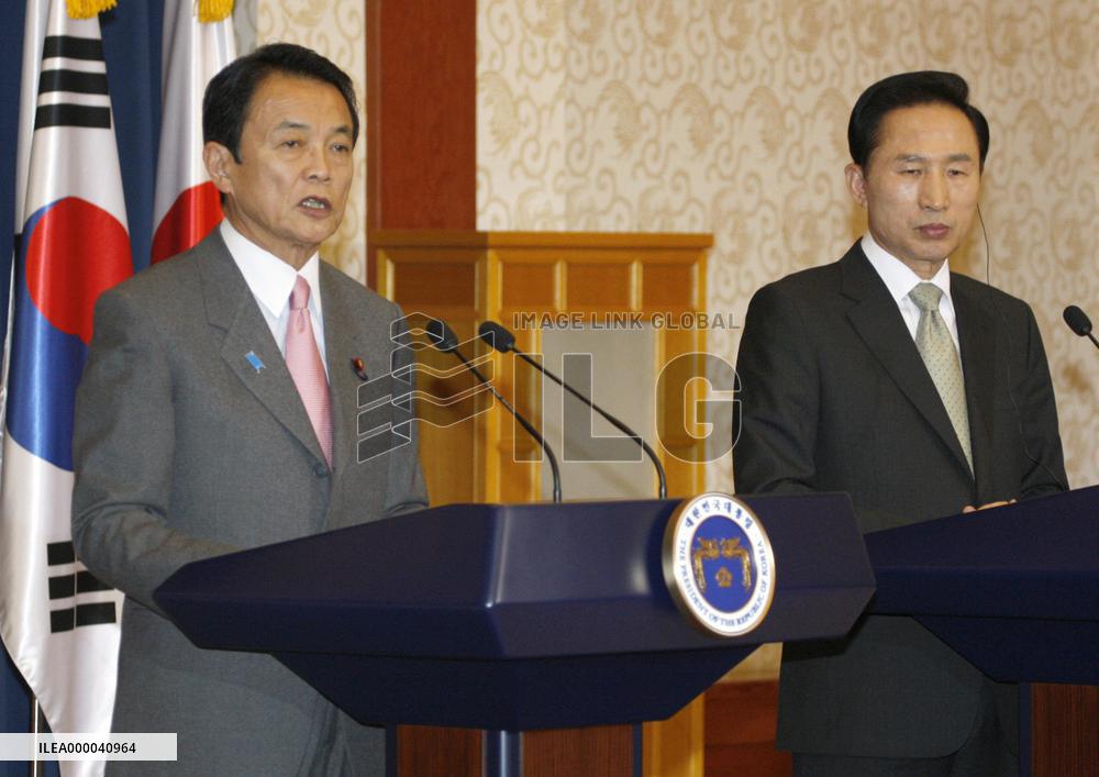 Aso, Lee to tie up on economic, N. Korean issues