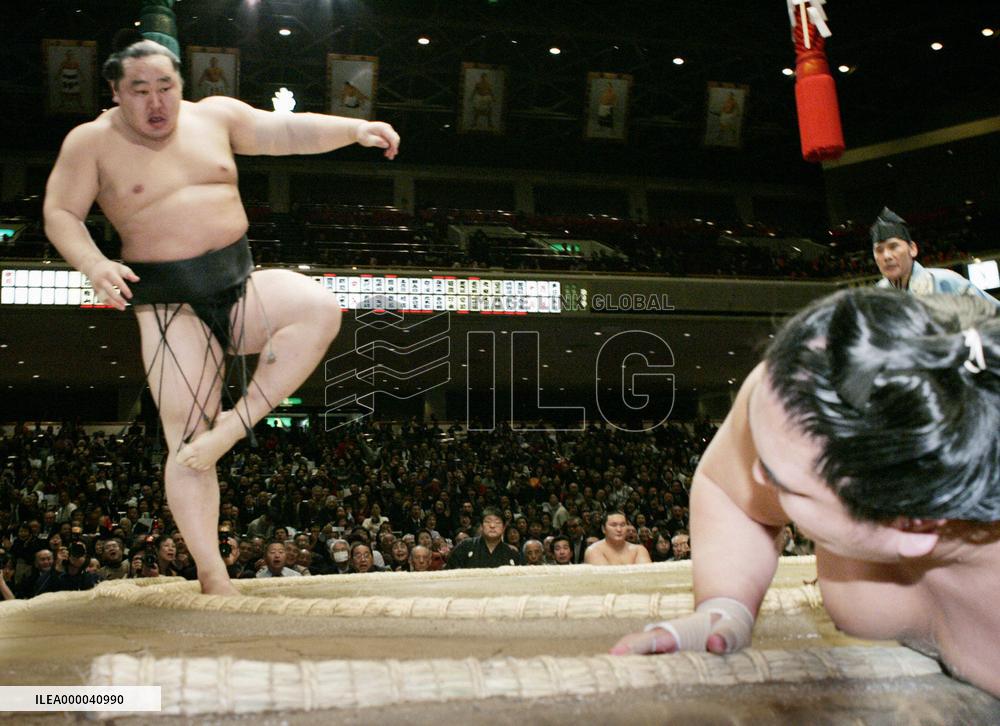 Lucky Asashoryu takes out Miyabiyama to remain unbeaten