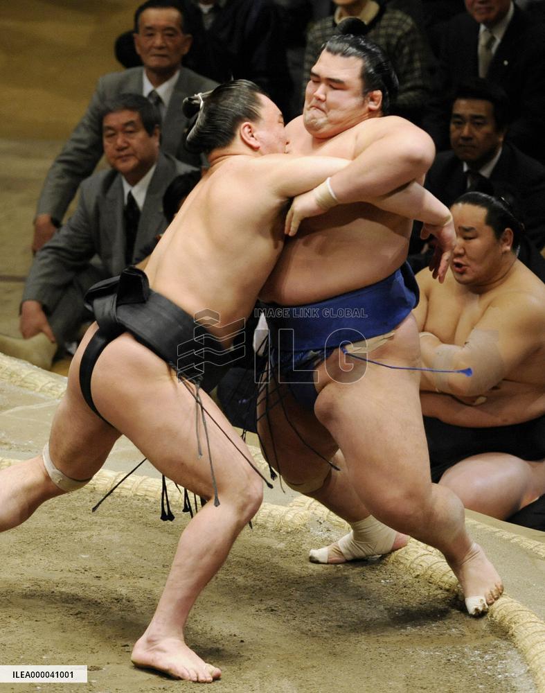Harumafuji ends nightmare start to ozeki debut