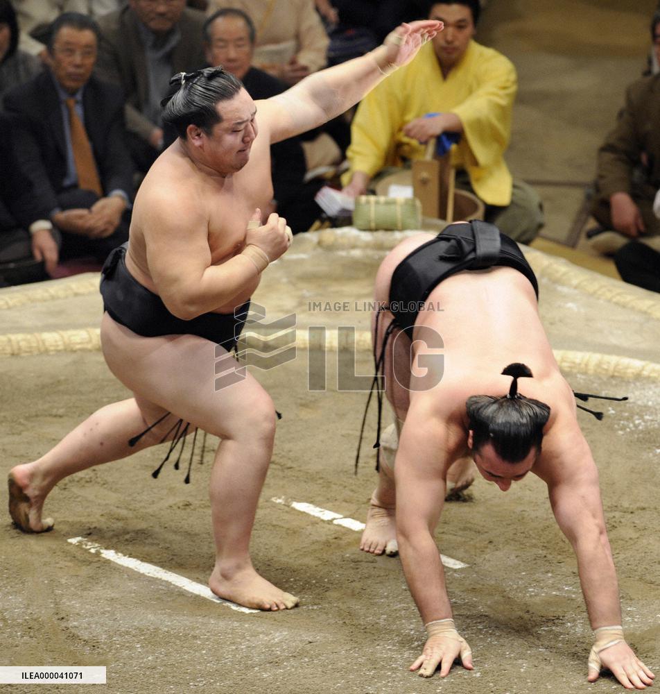 Unstoppable Asashoryu edges closer to New Year title