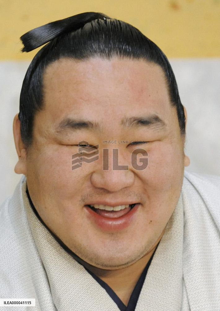 Mongolian yokozuna Asashoryu speaks to reporters