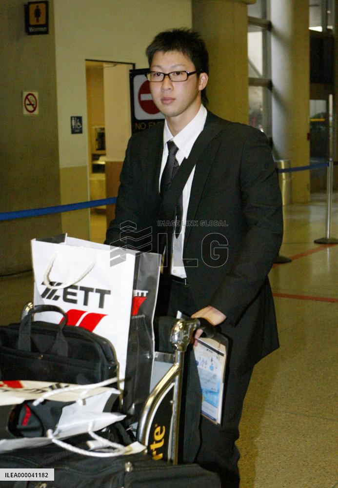 Tazawa arrives in L.A. to join Red Sox