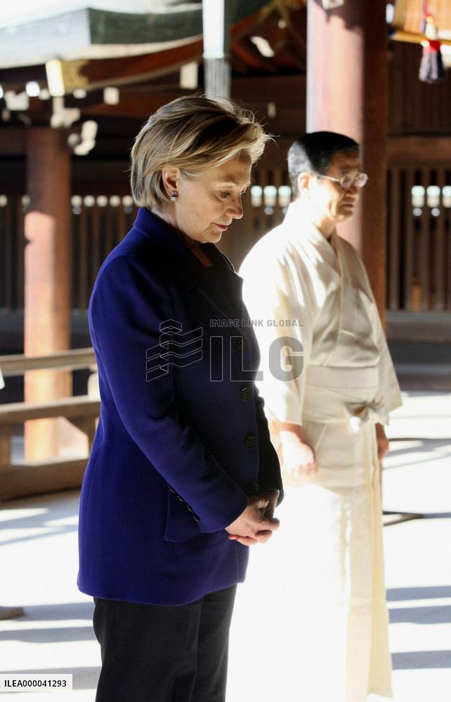 Clinton visits Tokyo shrine dedicated to Emperor Meiji
