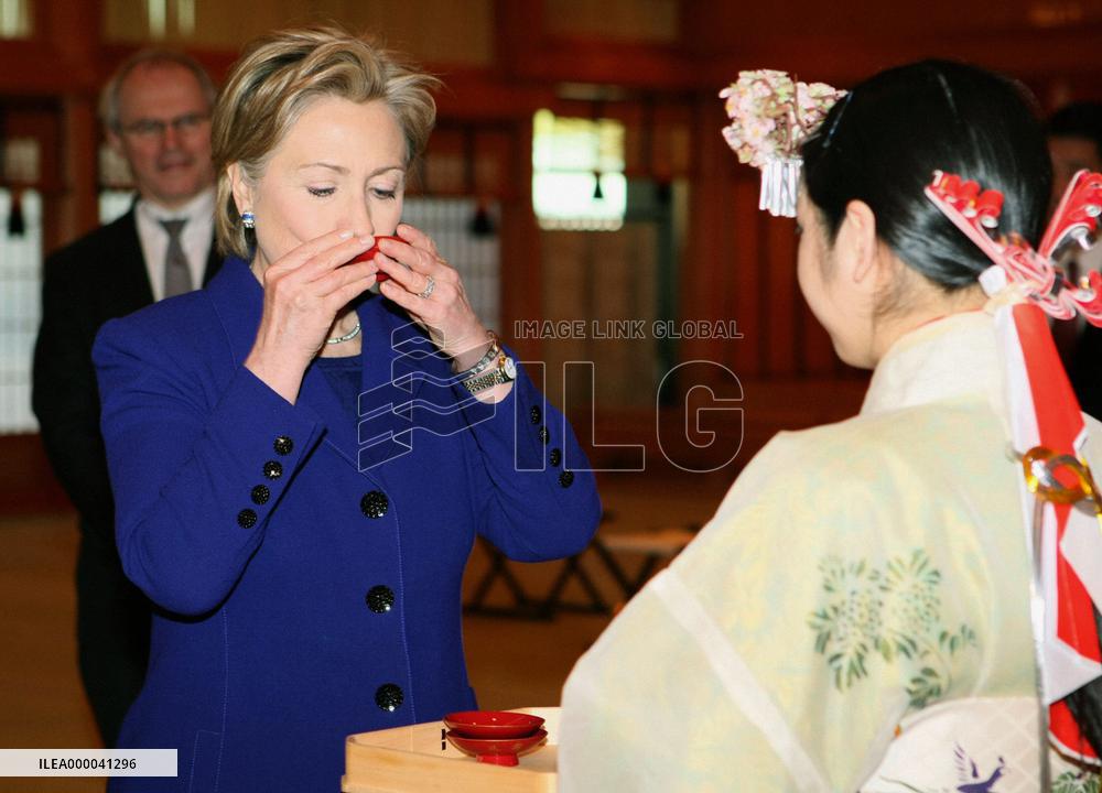 Clinton visits Tokyo shrine dedicated to Emperor Meiji