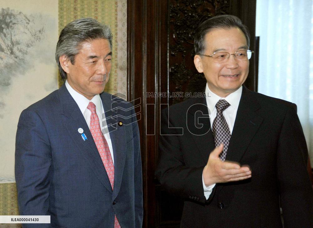 Japan's Nakasone holds talks with Chinese officials