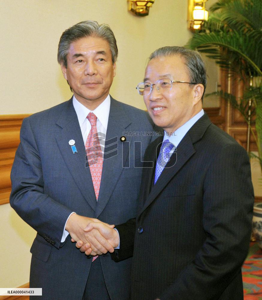 Japan's Nakasone holds talks with Chinese officials