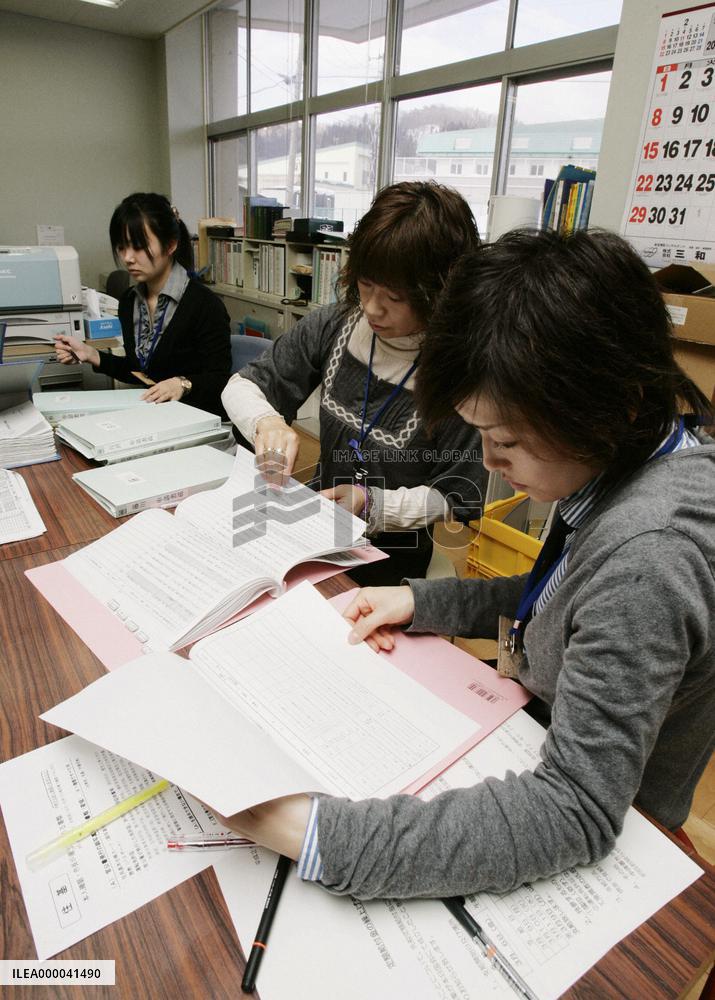 Cash handout begins in Aomori and Hokkaido villages
