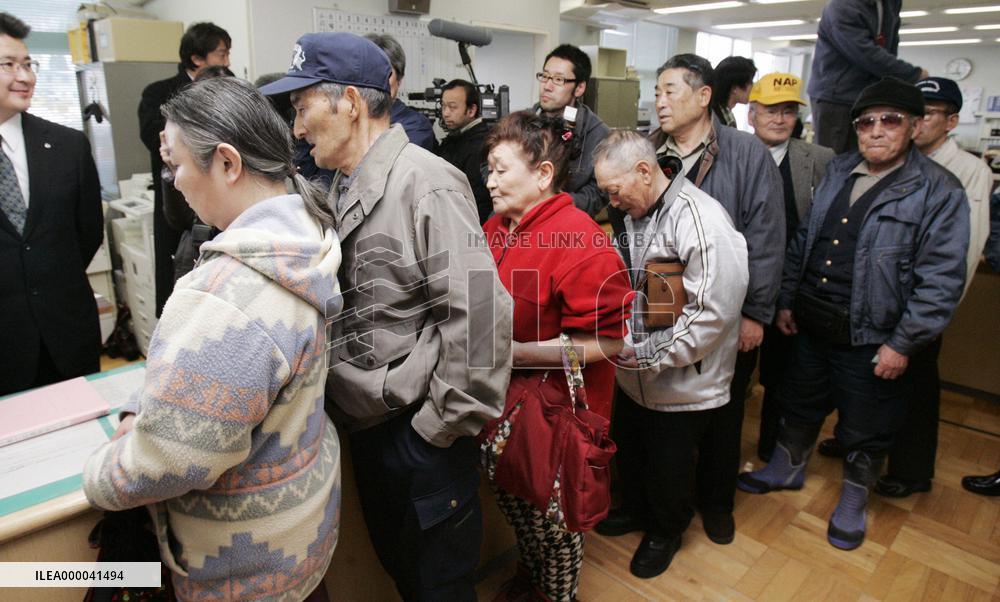 Cash handout begins in Aomori and Hokkaido villages