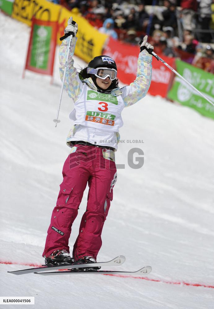 Uemura claims 1st title at freestyle world championships