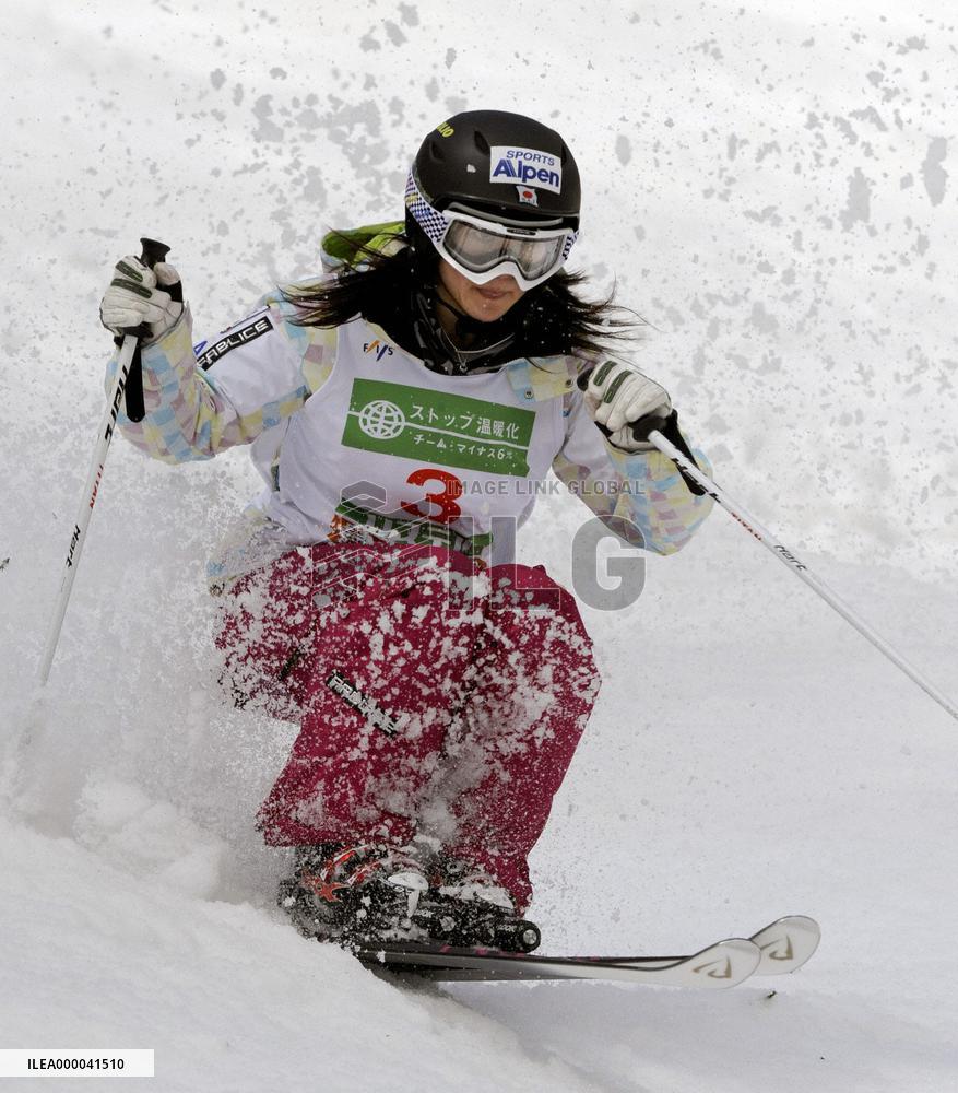 Uemura claims 1st title at freestyle world championships