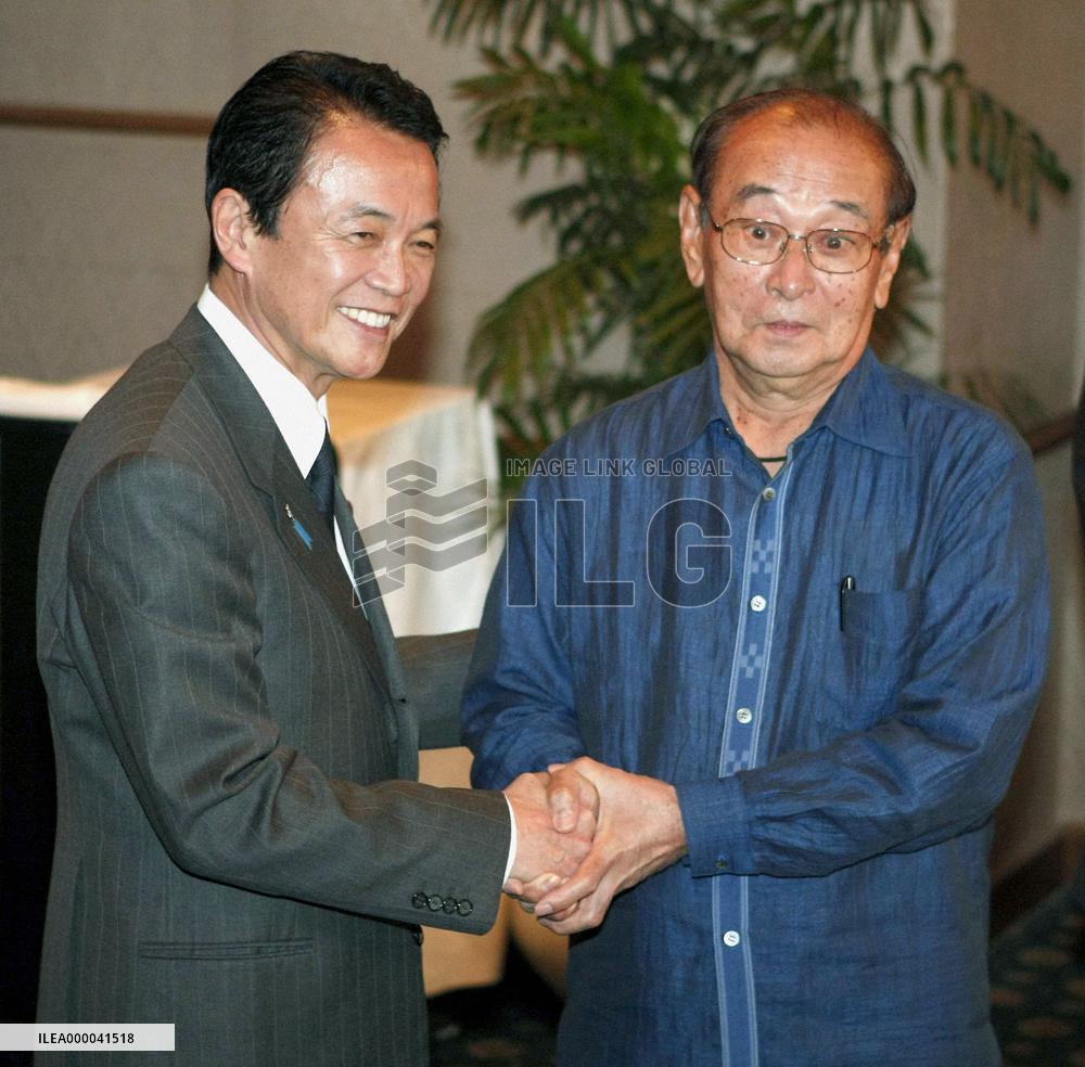 Prime Minister Aso talks with Okinawa Gov. Nakaima