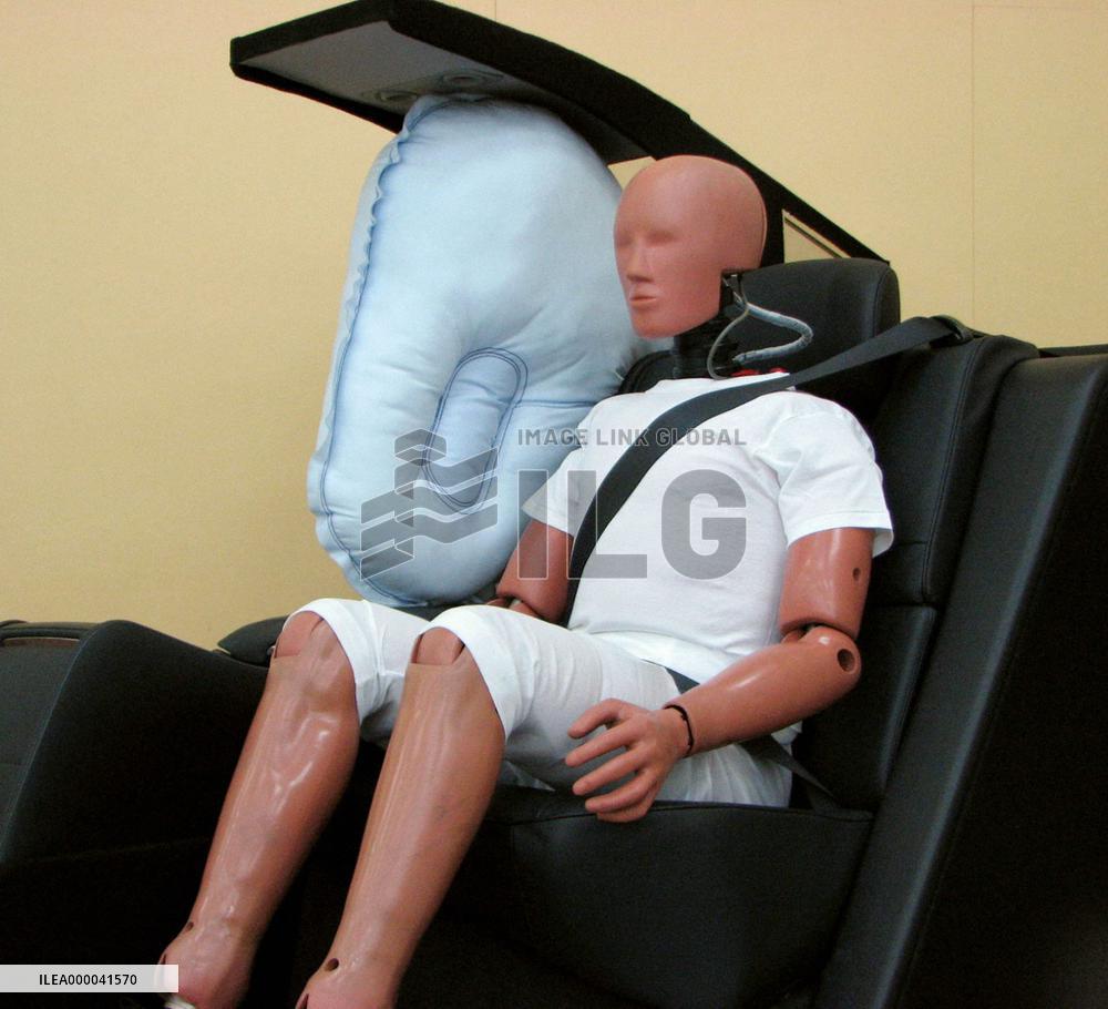 Toyota develops world's 1st rear-seat center air bag