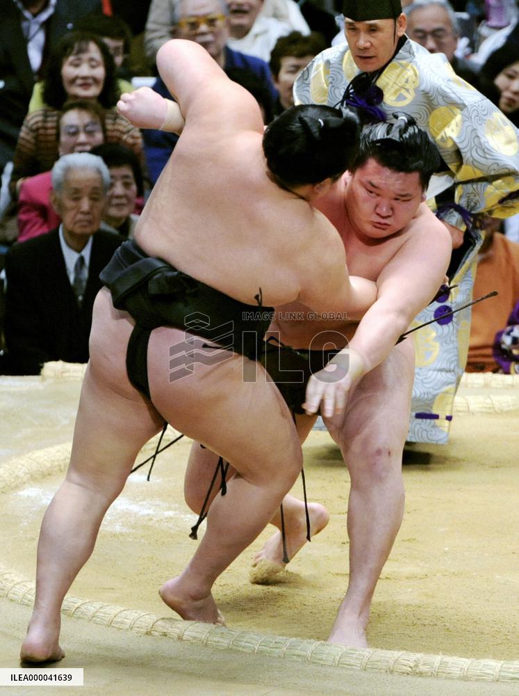 Asashoryu, Hakuho get 2nd wins at spring tourney