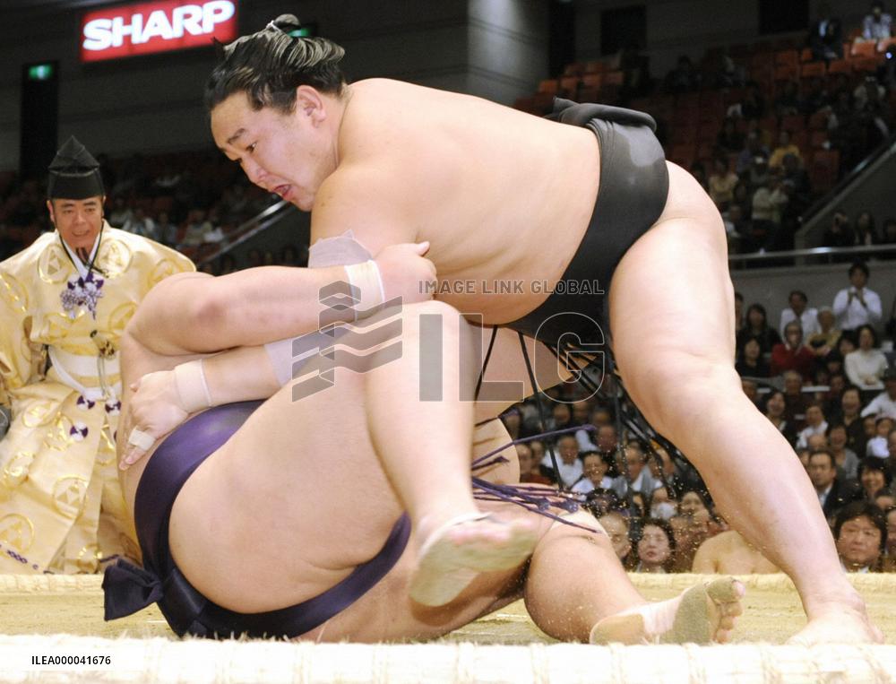 Asashoryu, Hakuho showing no mercy at spring sumo