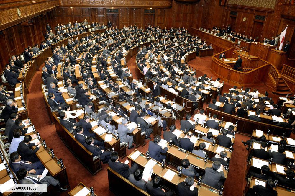 Bill to aid temporary workers clears lower house